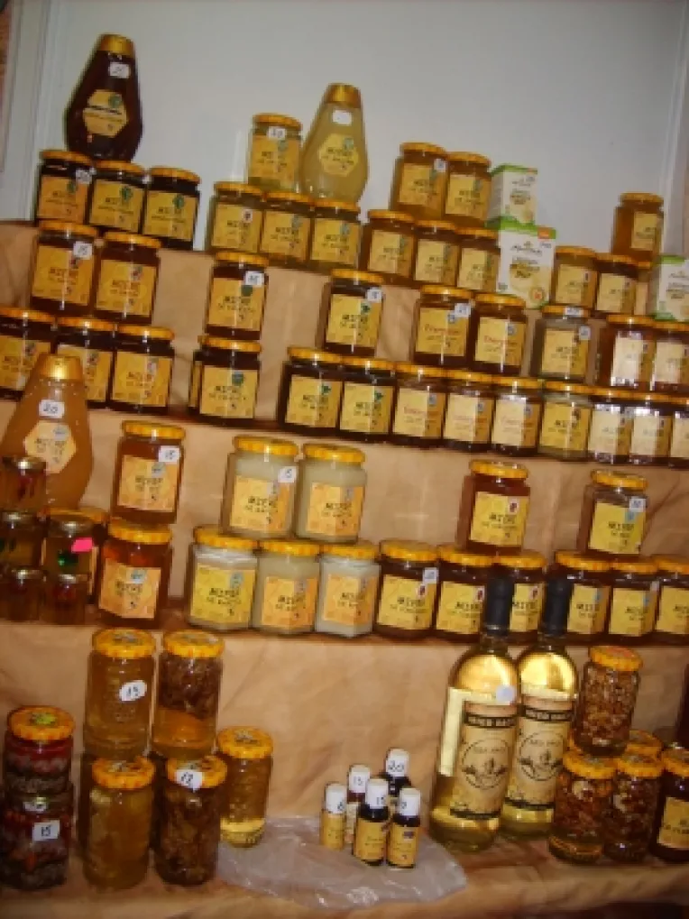 
Adrian Crainiceanu, apicultor: "Avem miere de coriandru si miere tip finetti!"