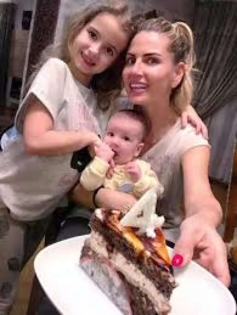 Andreea Banica se alatura taberei parintilor ce militeaza pentru vaccinarea copiilor