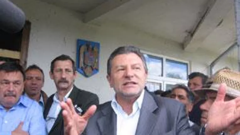 Autoritatile, in pelerinaj la sinistrati