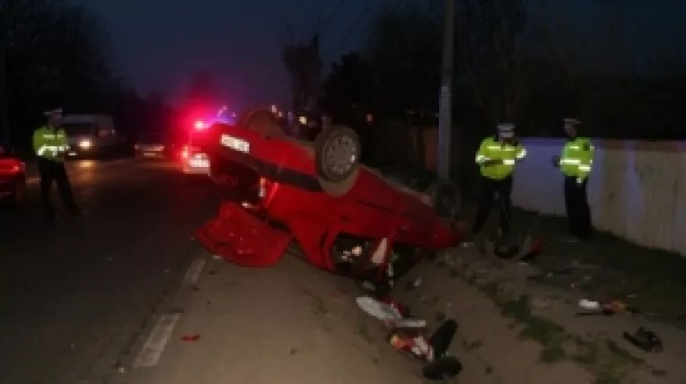 Doua masini din alaiul de nunta, implicate intr-un grav accident rutier