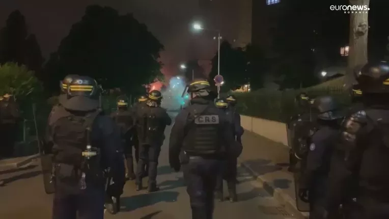 Franta, macinata de proteste: 700 de oameni retinuti, 40 de mii de politisti in strada