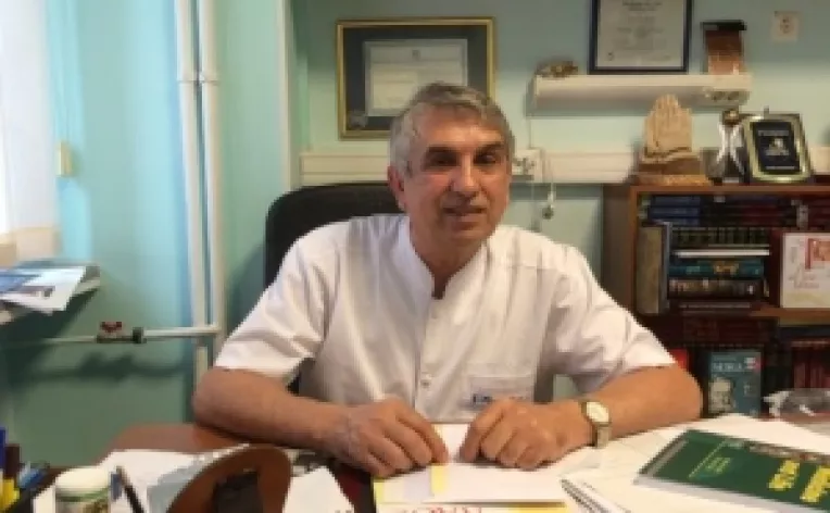 Gheorghe Burnei, renumit chirurg ortoped pediatru din Romania si unul dintre cei mai buni din lume, se intoarce in sala de operatii!