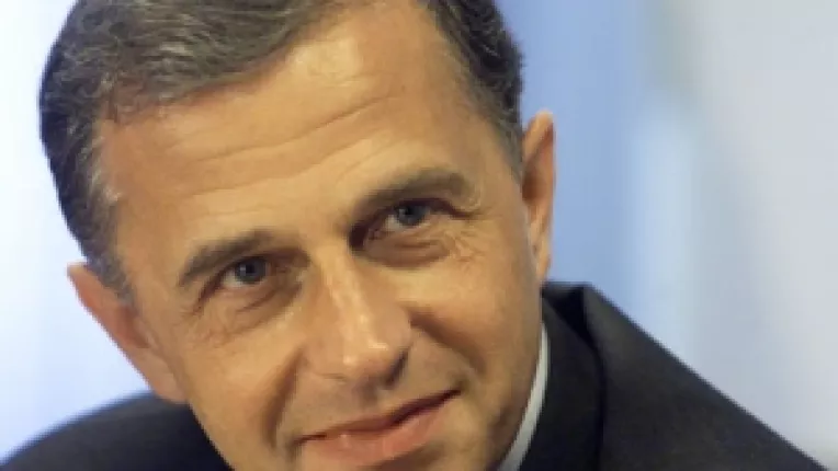 Mircea Geoana isi aniverseaza cei 51 de ani la Teatrul Bulandra, unde vizioneaza spectacolul lui Dan Puric "Toti cinci"