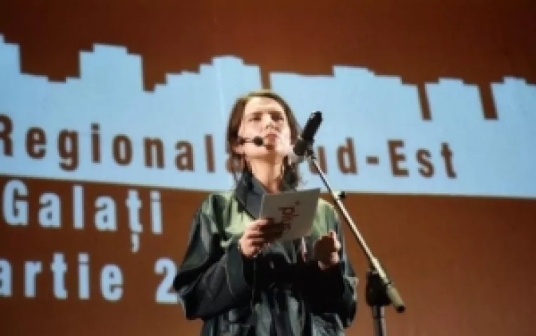 Oana-Maria Bogdan este promotoarea unor idei precum desfiintarea proprietatii private si renuntarea la viata de cuplu in favoarea traiului in grup