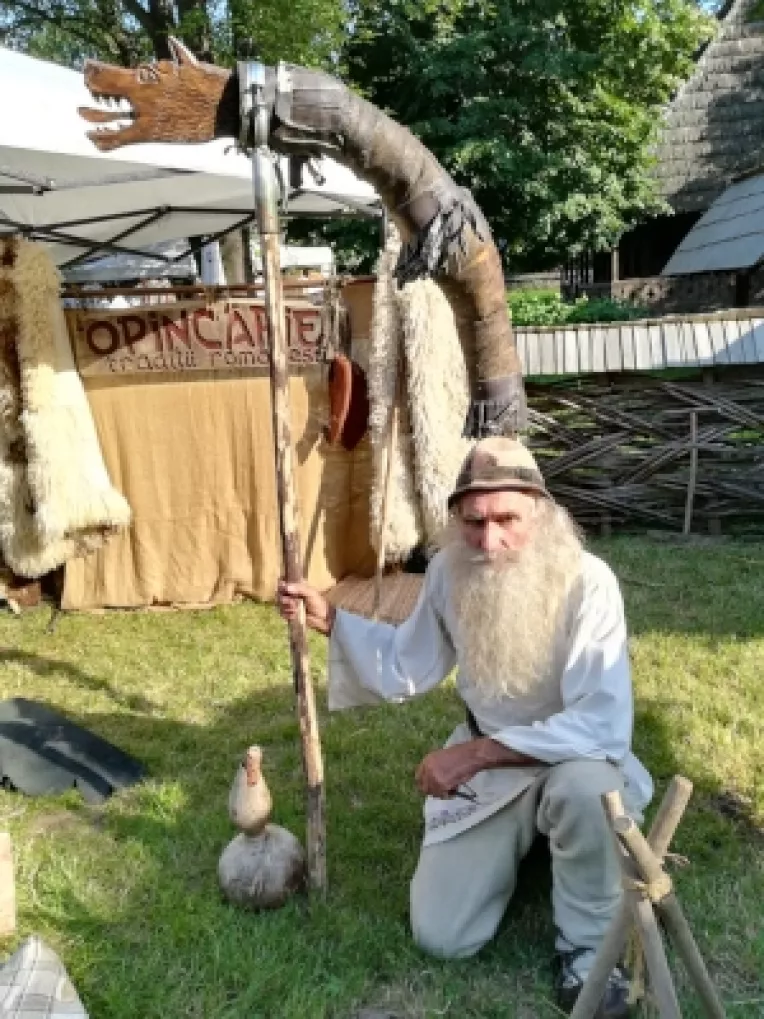 Opincarul Alexandru Gheorghe Ilinca: Meseria de opincar era invatata din tata in fiu!