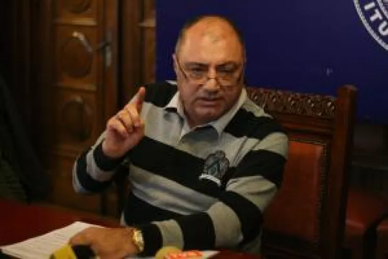 Opozitia saliveaza  dupa scaunul lui Solomon