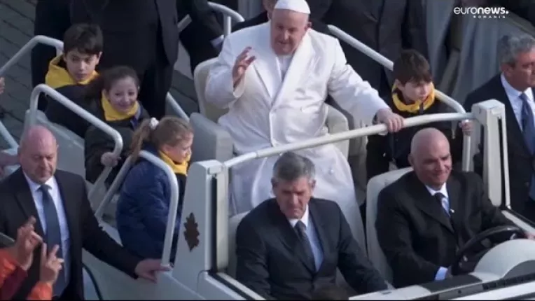 Papa Francisc, tot mai slabit. Suveranul Pontif nu a fost in stare sa urce in Papamobil