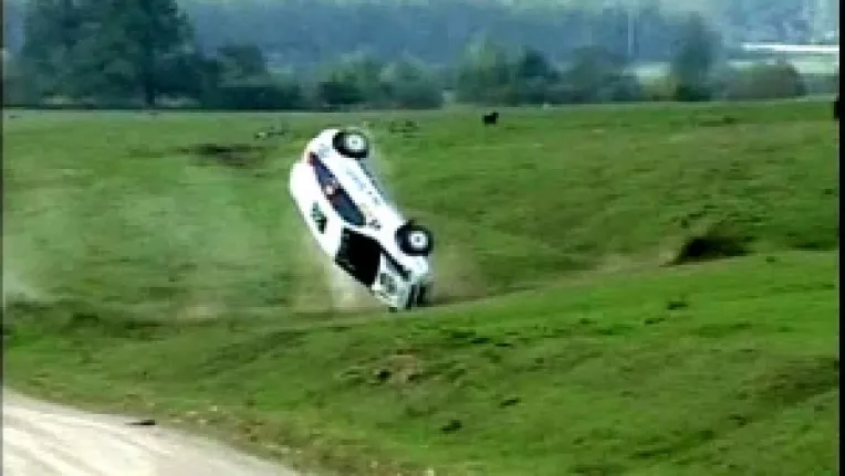 Riscurile vietii cand schimbi costumul de politician cu salopeta de pilot auto