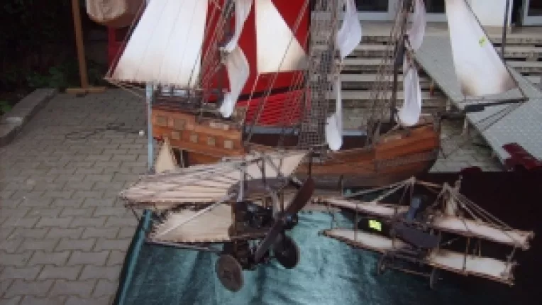 
Silviu Stoicescu: "Avioane, corabii si submarine din lemn, la targul de la MTR!"