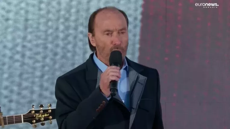 Trump vinde Biblii, in plina cursa electorala, si vrea ca toti oamenii sa aiba cate una in casa