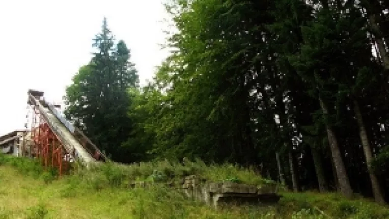 Vestita trambulina de la Cioplea (Predeal), pentru sarituri cu schiurile, a ajuns un morman de fier vechi