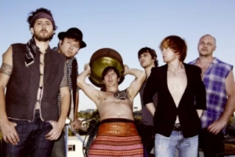 Zdob si Zdub impreuna cu Loredana si Ligalize canta Balkana Mama